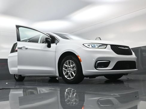 Used 2024 Chrysler Pacifica Touring-L FWD image 26