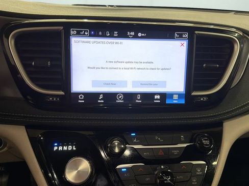 Used 2023 Chrysler Pacifica Touring-L FWD image 11