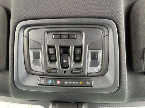 Used 2022 Chevrolet Silverado 1500 High Country w/ Technology Package AWD/4WD image 12