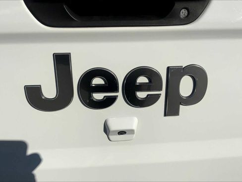 Used 2023 Jeep Gladiator Overland image 32