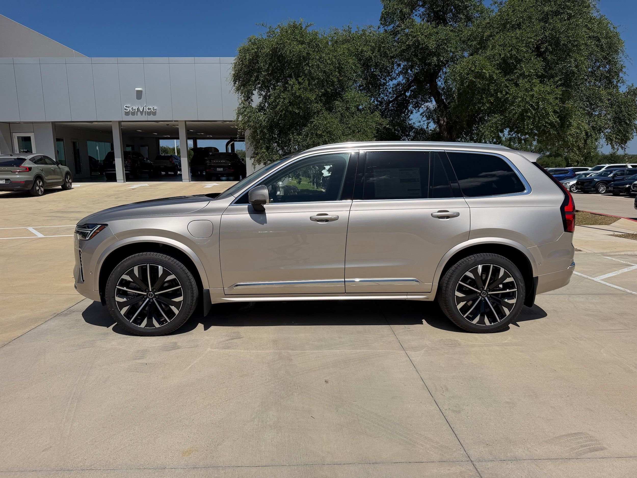 New 2026 Volvo XC90 T8 Plus w/ Protection Package Premier AWD/4WD image 3