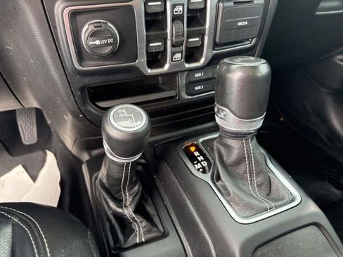 Used 2022 Jeep Wrangler Unlimited Sahara w/ LED Lighting Group AWD/4WD image 15
