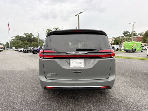 Used 2022 Chrysler Pacifica Touring-L FWD image 4