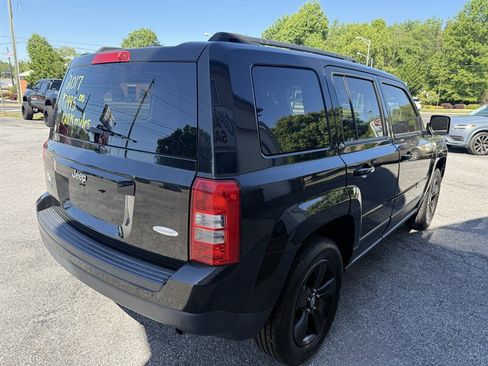 Used 2017 Jeep Patriot Latitude AWD/4WD image 6
