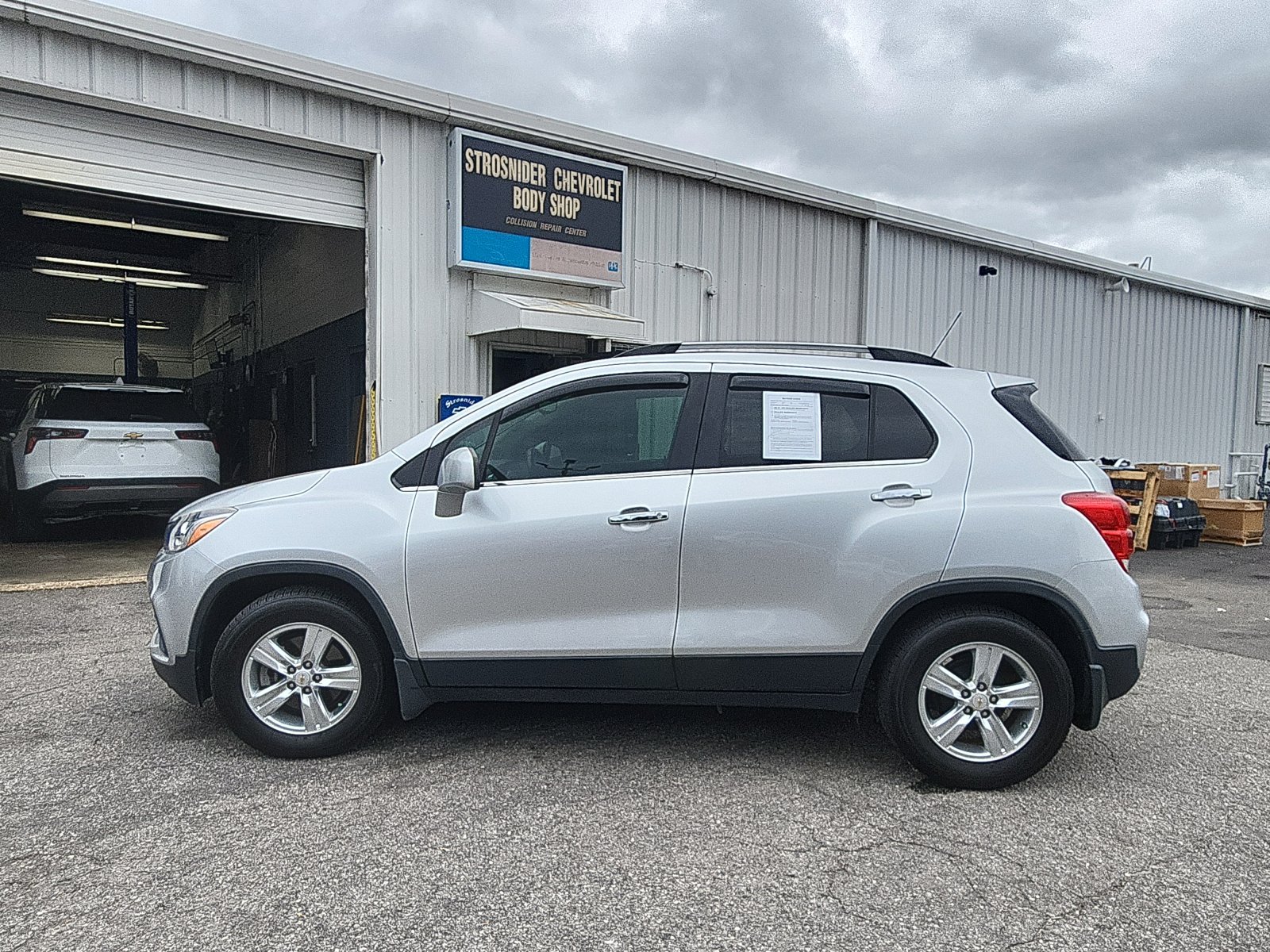 Used 2019 Chevrolet Trax LT w/ LT Convenience Package FWD image 2