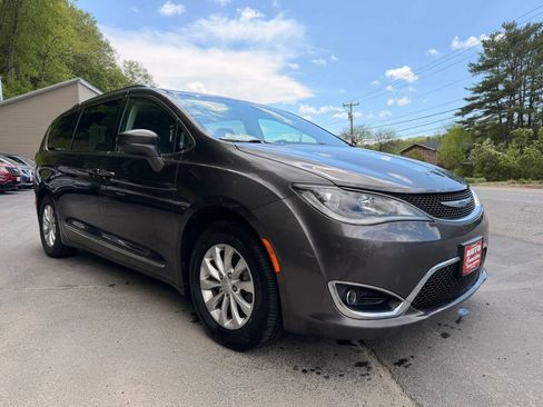 Used 2018 Chrysler Pacifica Touring-L Plus FWD image 3
