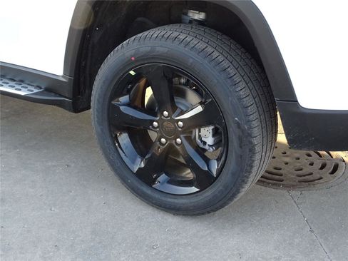 Used 2025 Jeep Grand Cherokee Limited w/ Black Appearance Package image 16