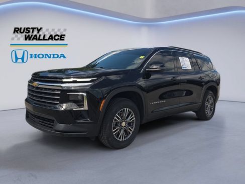 Used 2025 Chevrolet Traverse LT FWD image 1