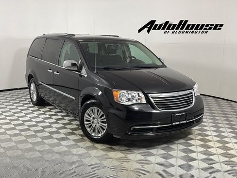 Used 2016 Chrysler Town & Country Limited FWD image 1