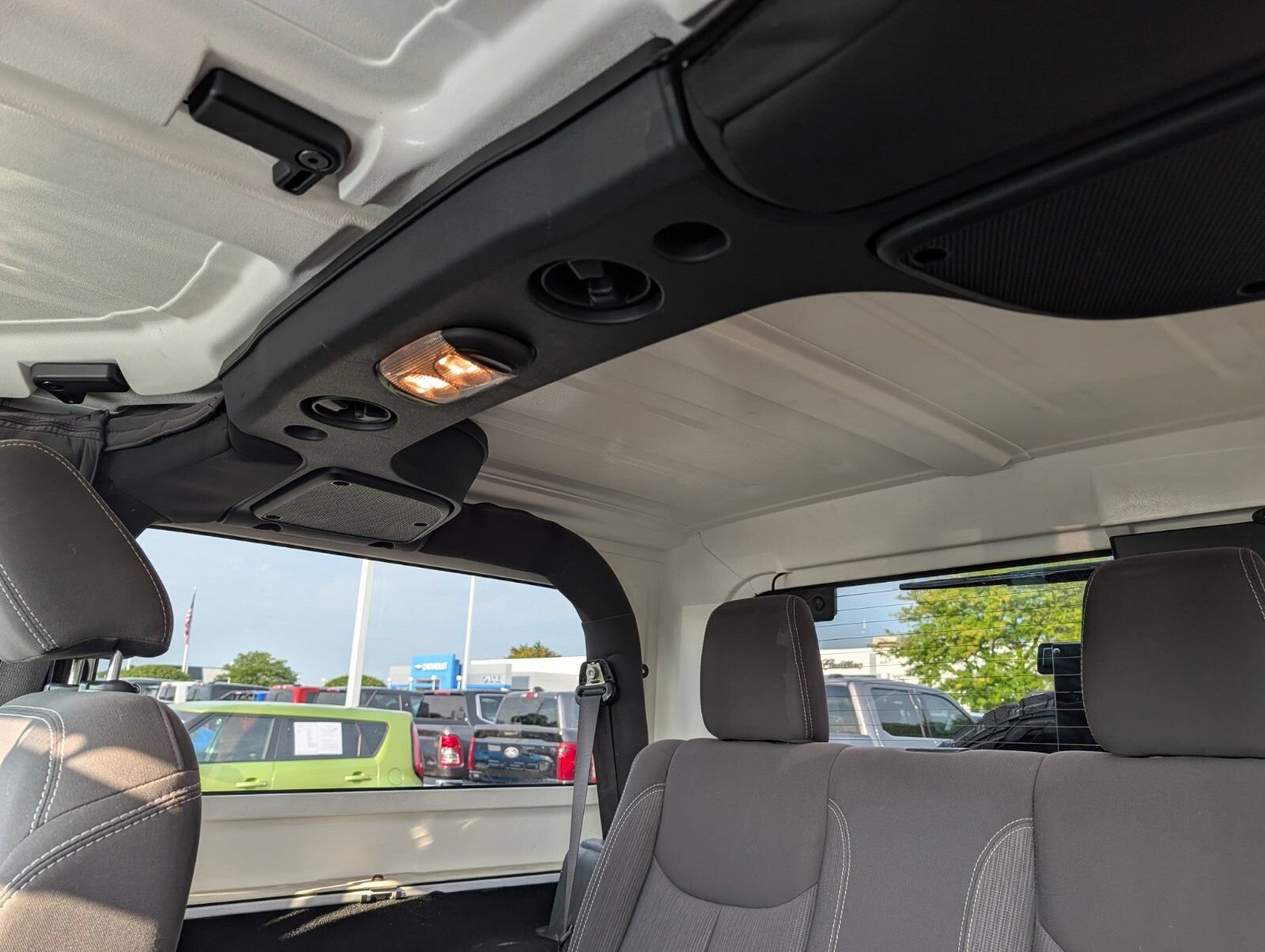 Used 2018 Jeep Wrangler Sahara w/ Connectivity Group AWD/4WD image 18