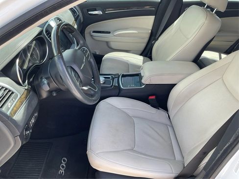 Used 2017 Chrysler 300 C RWD image 9
