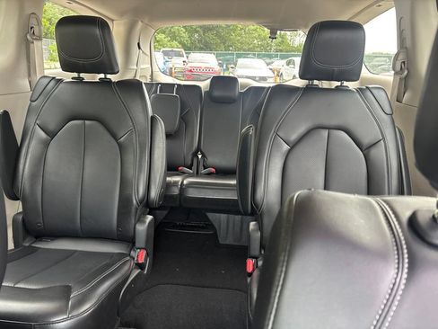 Used 2024 Chrysler Pacifica Touring-L FWD image 5