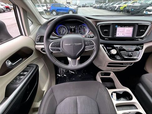 Used 2023 Chrysler Voyager LX image 17
