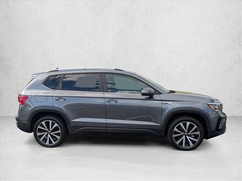 Used 2023 Volkswagen Taos SE FWD image 4