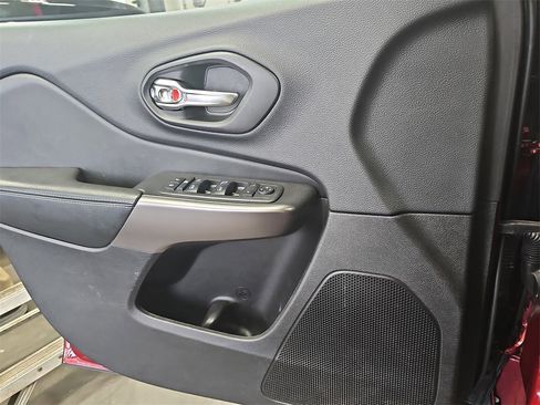 Used 2019 Jeep Cherokee Latitude w/ Cold Weather Group image 24