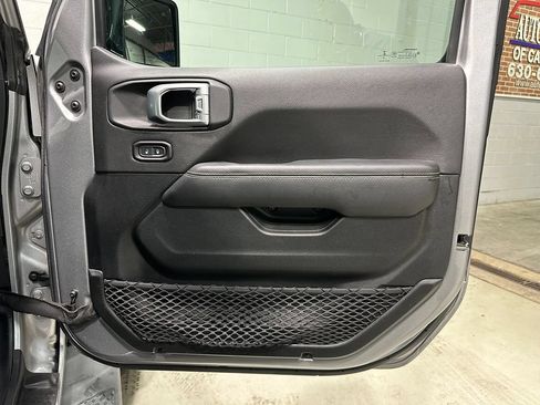 Used 2020 Jeep Gladiator Overland AWD/4WD image 9