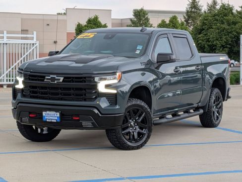 Used 2025 Chevrolet Silverado 1500 LT Trail Boss w/ Convenience Package II AWD/4WD image 2