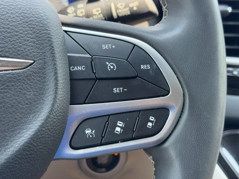 Used 2023 Chrysler Pacifica Touring-L FWD image 21