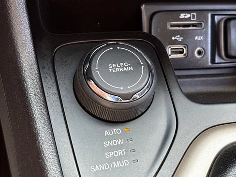Used 2017 Jeep Cherokee 75th Anniversary AWD/4WD image 19