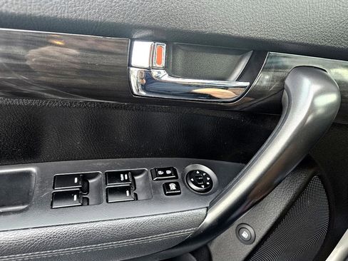 Used 2013 Kia Sorento LX w/ Convenience Pkg image 18