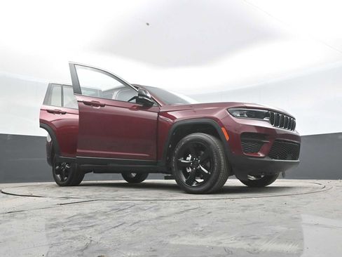 Used 2022 Jeep Grand Cherokee Altitude AWD/4WD image 58