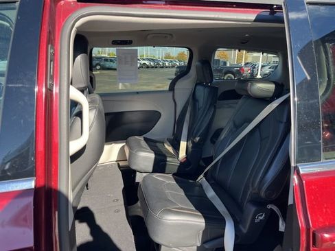 Used 2020 Chrysler Pacifica Touring-L image 15