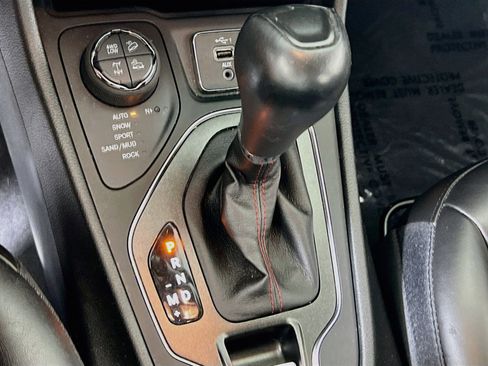 Used 2022 Jeep Cherokee Trailhawk AWD/4WD image 16
