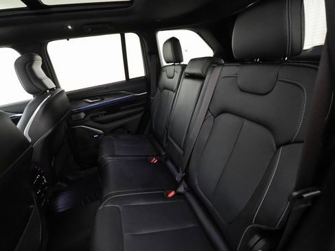 Used 2023 Jeep Grand Cherokee Overland w/ Advanced Protech Group III image 19