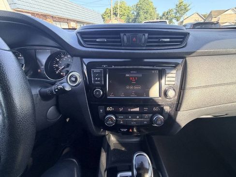 Used 2019 Nissan Rogue SV AWD/4WD image 4