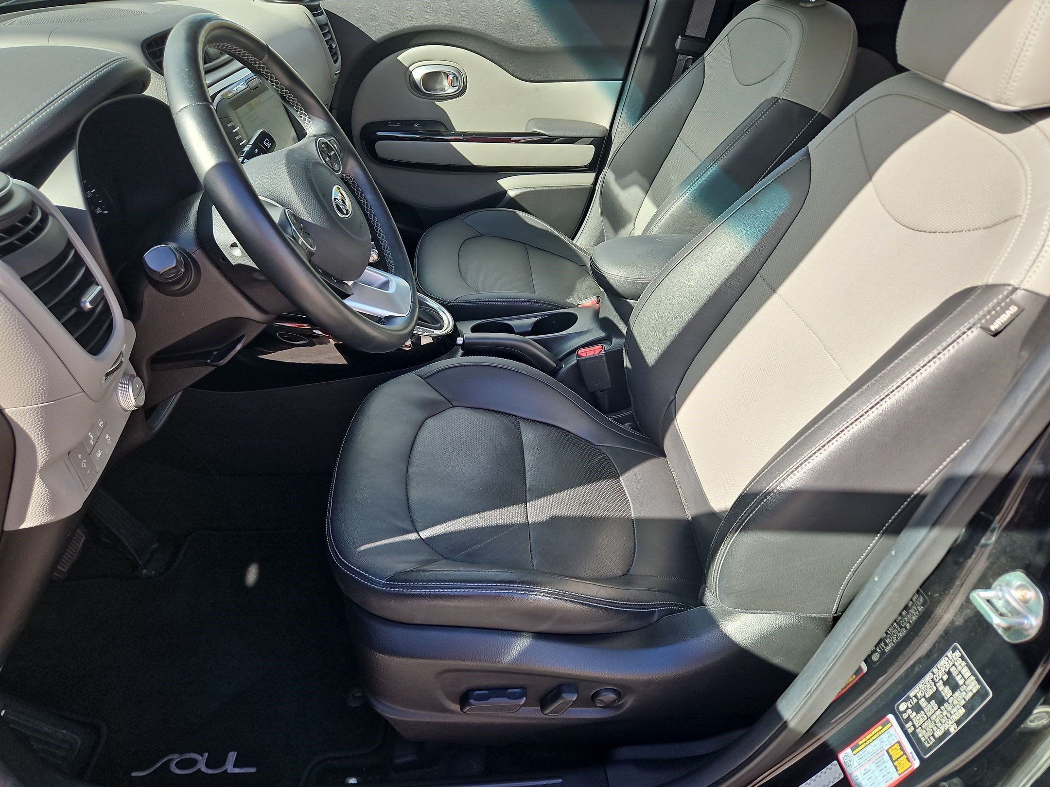 Used 2018 Kia Soul + w/ + Primo LIT Package FWD image 25