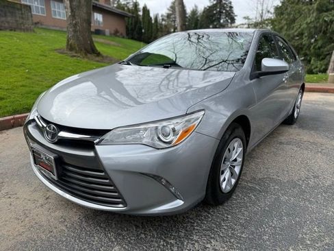 Used 2017 Toyota Camry LE image 1