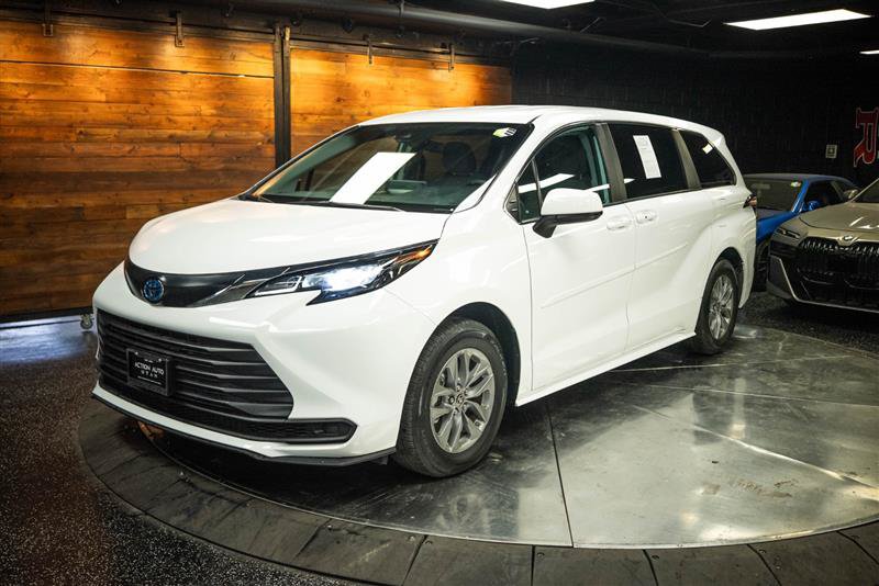 Used 2024 Toyota Sienna LE AWD/4WD image 2