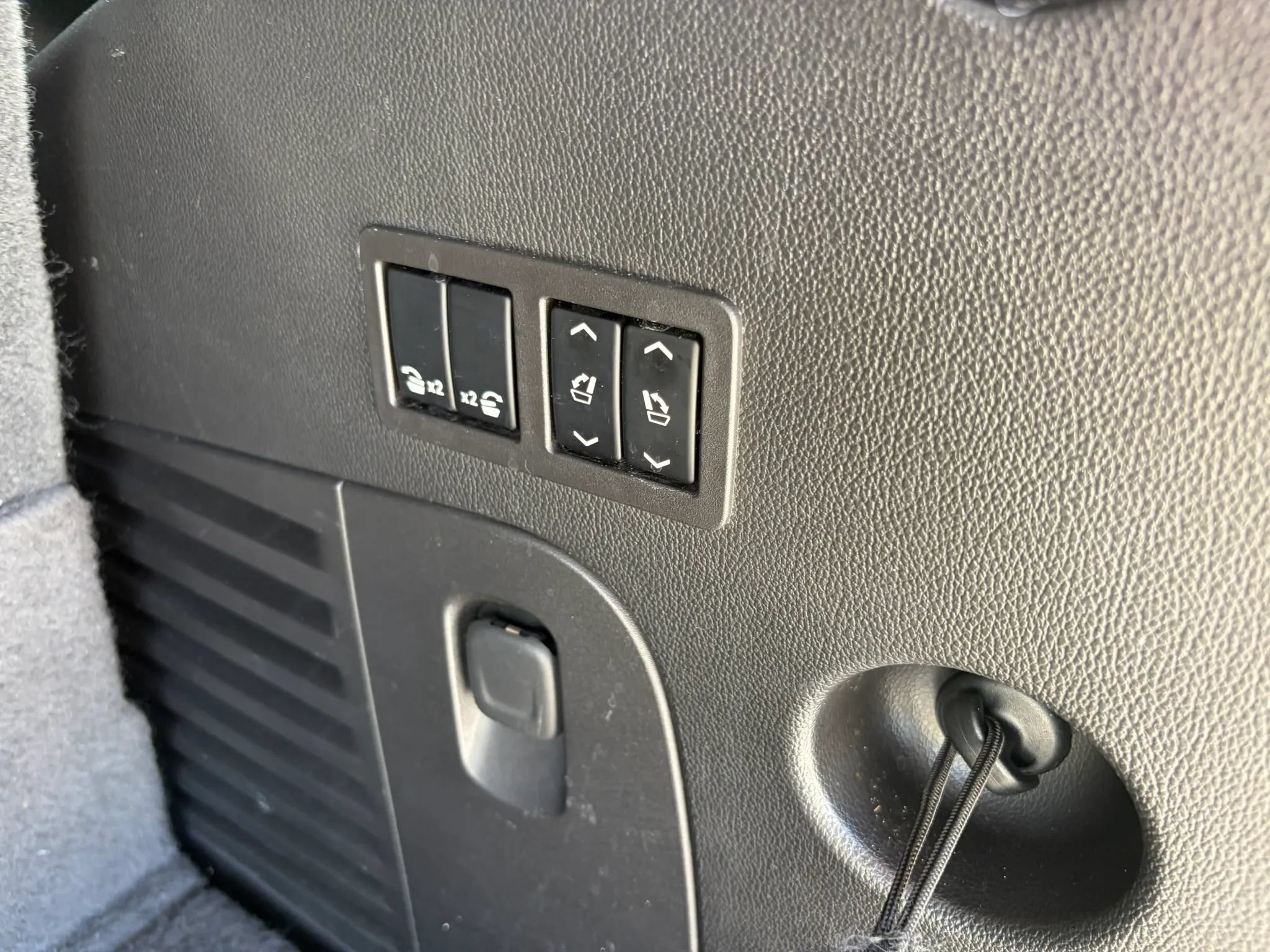 Used 2016 Cadillac Escalade Luxury RWD image 28