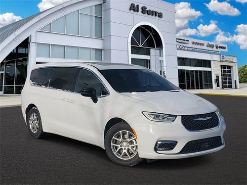 New 2025 Chrysler Pacifica Select image 1
