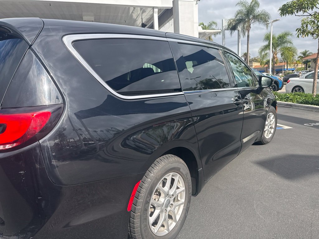 Used 2024 Chrysler Pacifica Touring-L FWD image 8