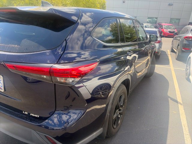Used 2022 Toyota Highlander LE AWD/4WD image 17