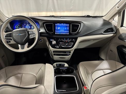 Used 2018 Chrysler Pacifica Limited w/ Advanced Safetytec Group FWD image 4
