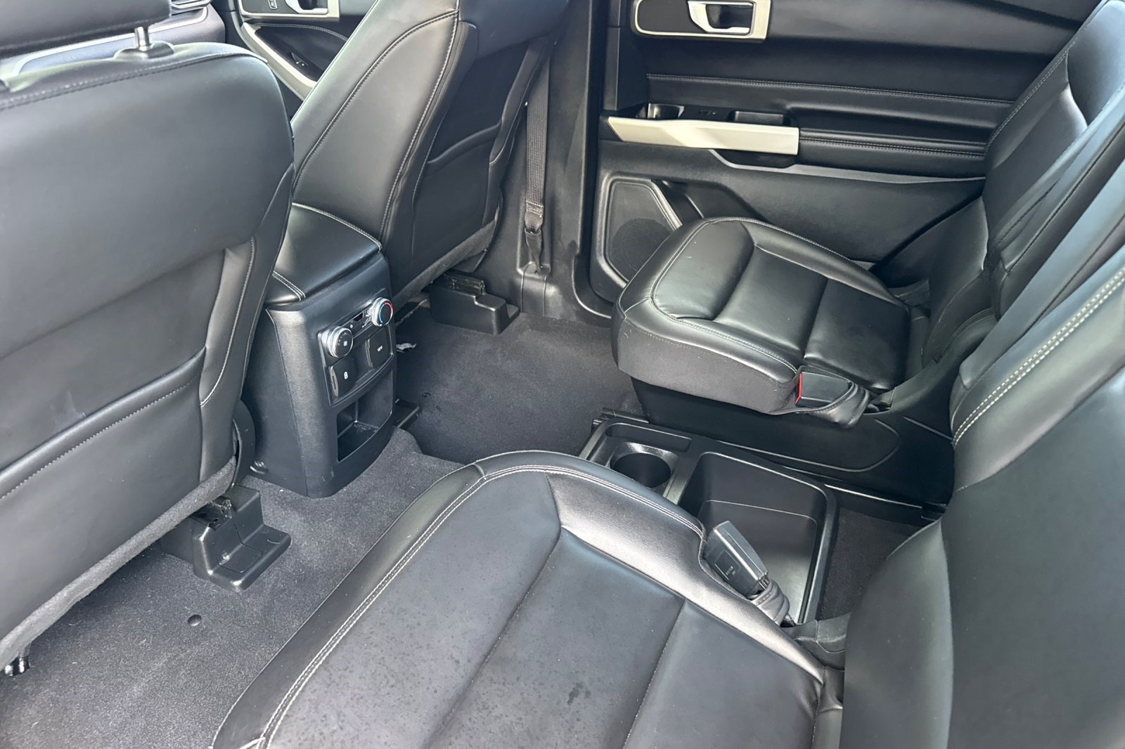 Used 2021 Ford Explorer XLT w/ Equipment Group 202A AWD/4WD image 26