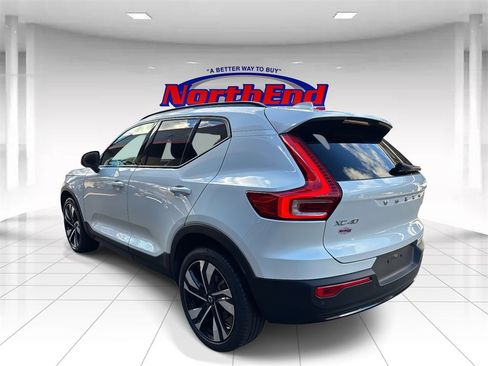 Used 2024 Volvo XC40 B5 Plus w/ Climate Package image 5