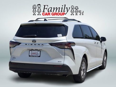 Used 2026 Toyota Sienna XLE FWD image 4