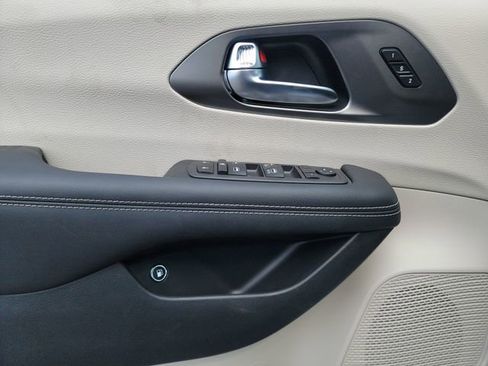 New 2023 Chrysler Pacifica Touring-L image 42