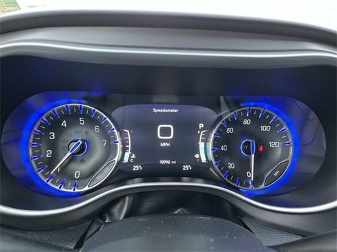 Used 2023 Chrysler Pacifica Touring-L image 38