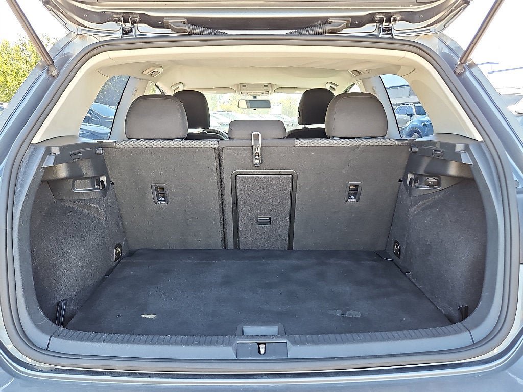 Used 2015 Volkswagen Golf Launch Edition FWD image 27