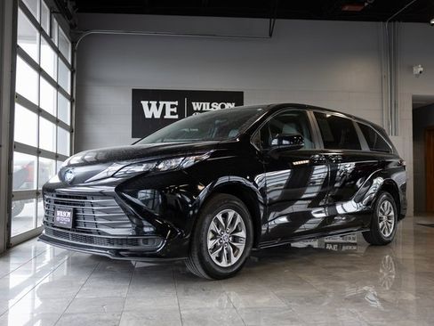 Used 2025 Toyota Sienna LE image 2