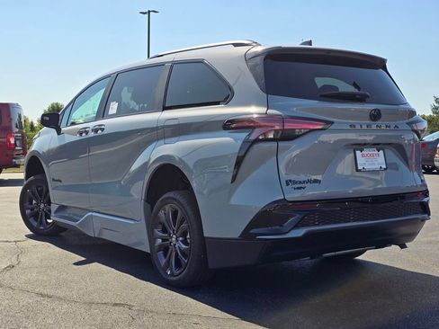 Used 2025 Toyota Sienna XSE w/ XSE Plus Package FWD image 18