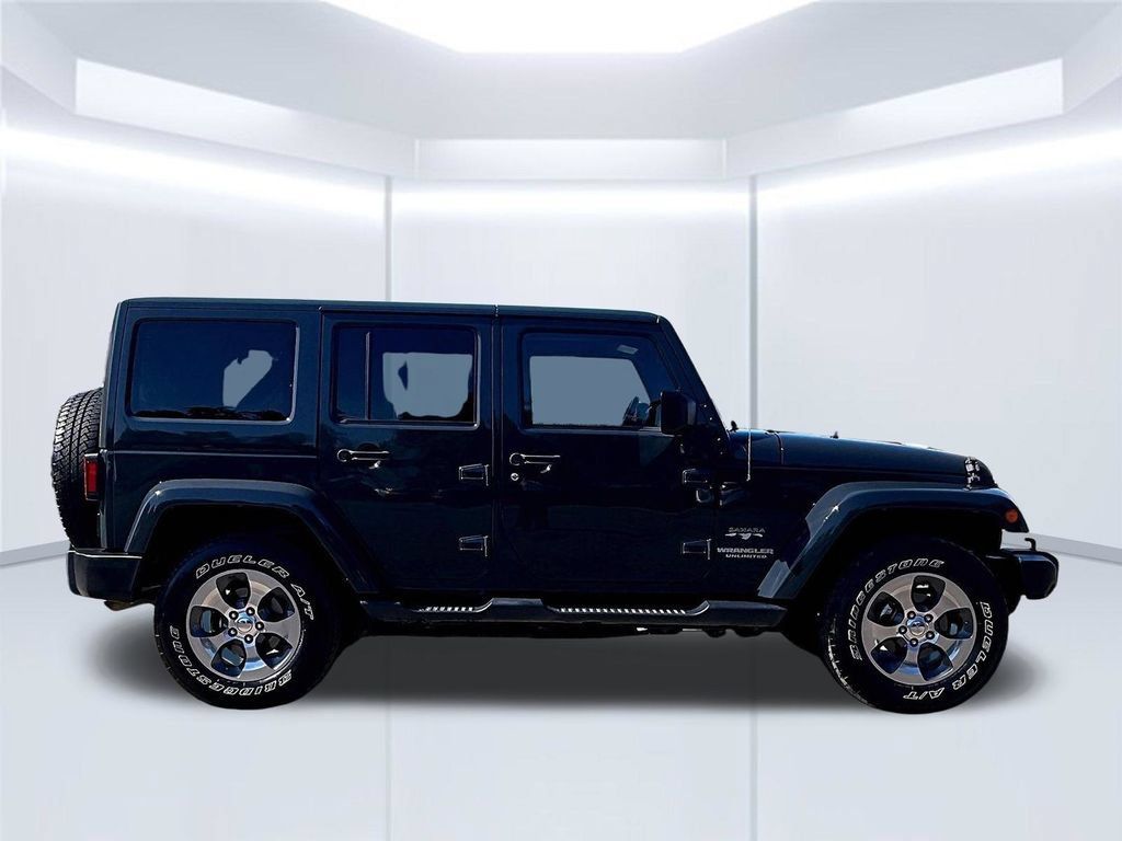 Used 2017 Jeep Wrangler Unlimited Sahara w/ Connectivity Group AWD/4WD image 36