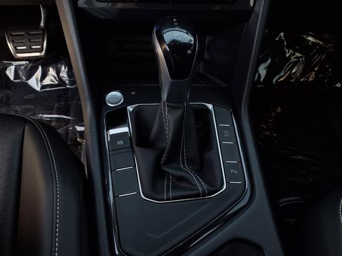 Certified 2022 Volkswagen Tiguan SE R-Line image 12