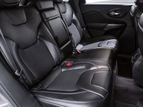Used 2019 Jeep Cherokee Latitude Plus w/ Comfort/Convenience Group FWD image 11
