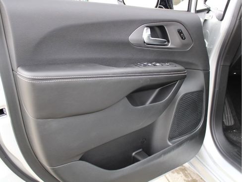 New 2026 Chrysler Pacifica Select image 9