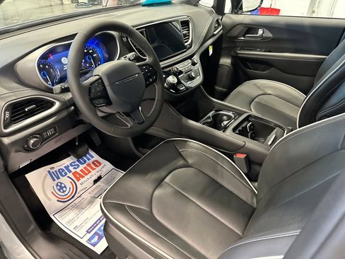 New 2027 Chrysler Pacifica Limited AWD/4WD image 15